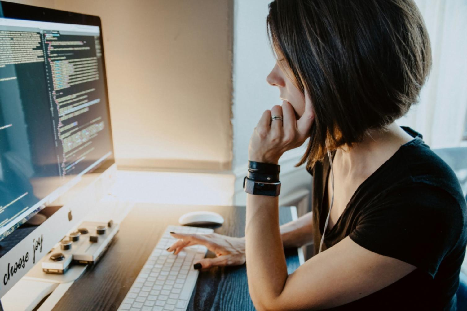 Estudiantes internacionales trabajando en análisis financiero
